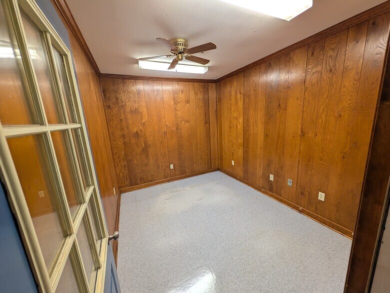 More Photos Of 1400 Montgomery, South Hill Warehouse For Lease
