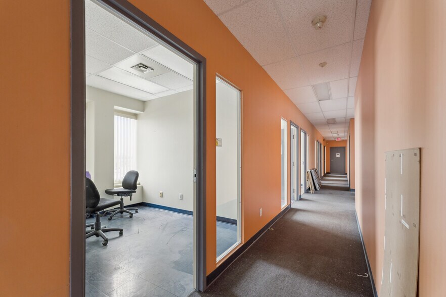 More Photos Of 3440-3444 Rue Ontario E, Montréal Office For Lease