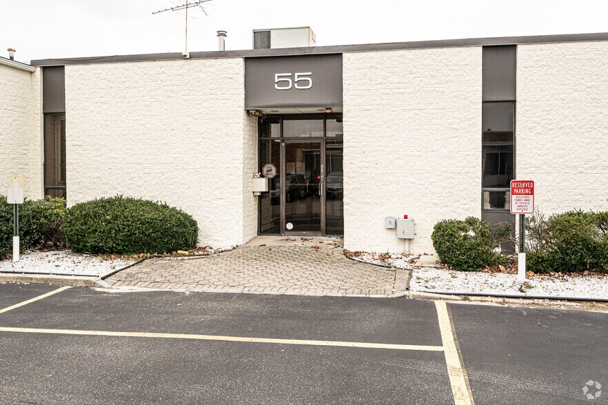 More Photos Of 55 Engineers Ln, Farmingdale Manufacturing For Lease