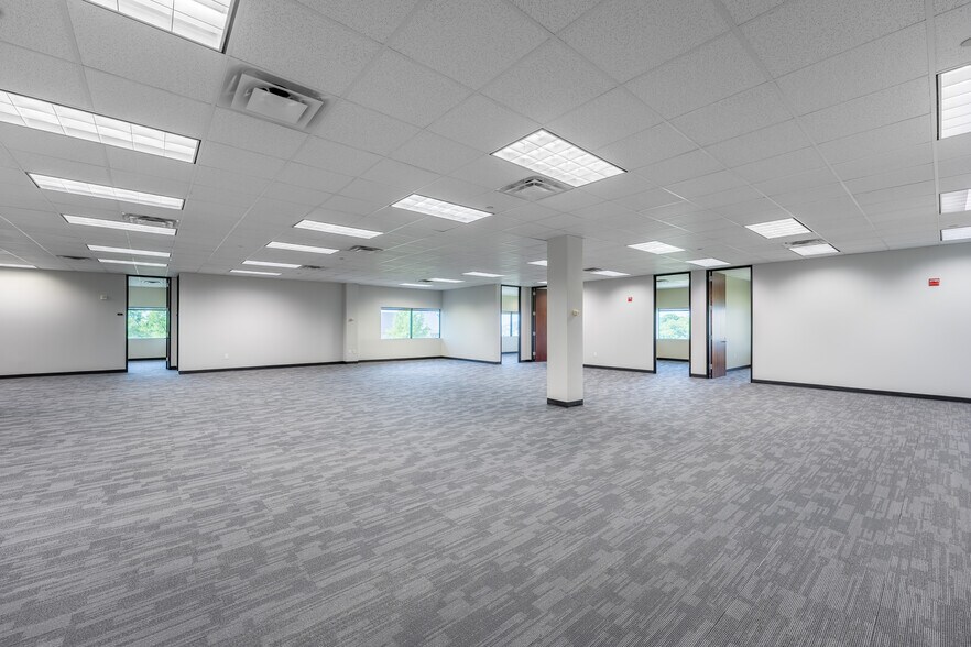 More Photos Of 1750 Valley View Ln, Dallas Office For Sale