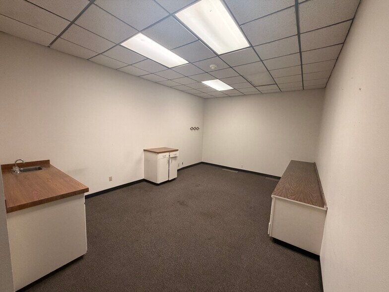 More Photos Of 132 W 7th St, Odessa Specialty For Lease