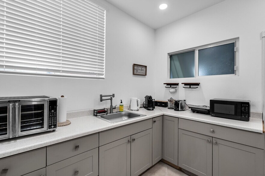 More Photos Of 921 N 21st Ave, Hollywood Service For Lease