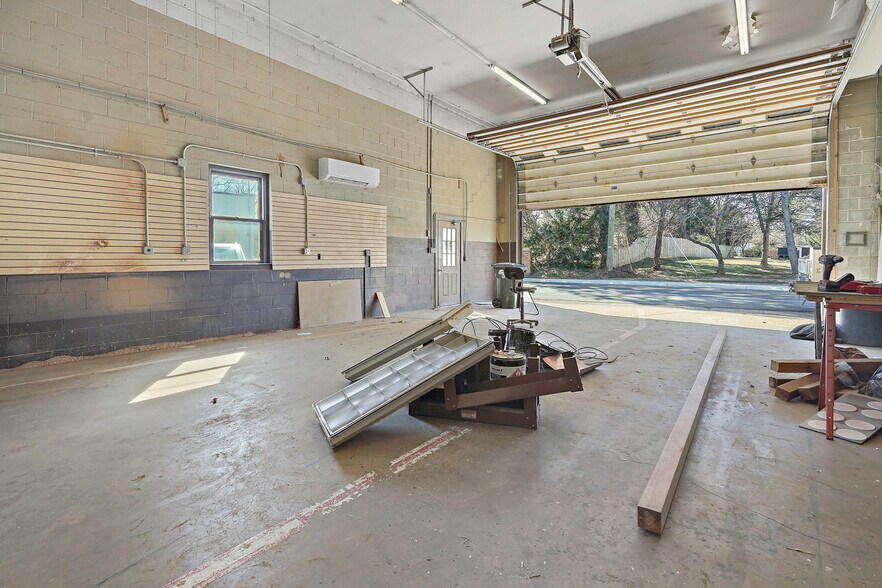 More Photos Of 43 E Colonial Hwy, Hamilton Restaurant For Sale