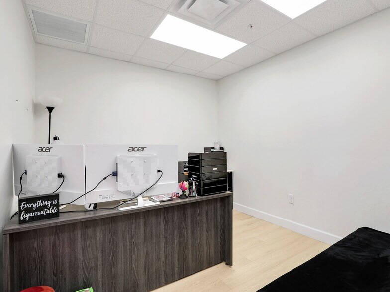 More Photos Of 8821 Business Park Dr, Fort Myers Warehouse For Sale