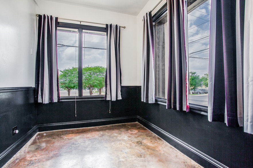 More Photos Of 250 W Olmos Dr, San Antonio Storefront Retail Office For Lease