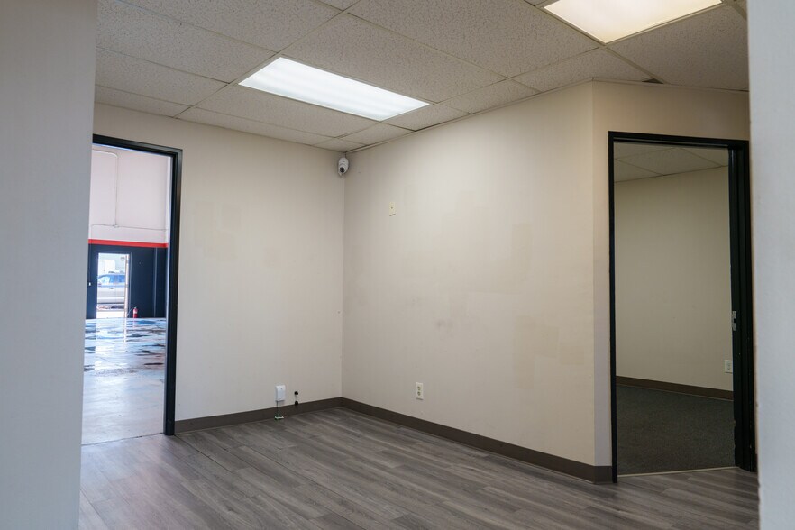 More Photos Of 7754 Arjons Dr, San Diego Manufacturing For Lease