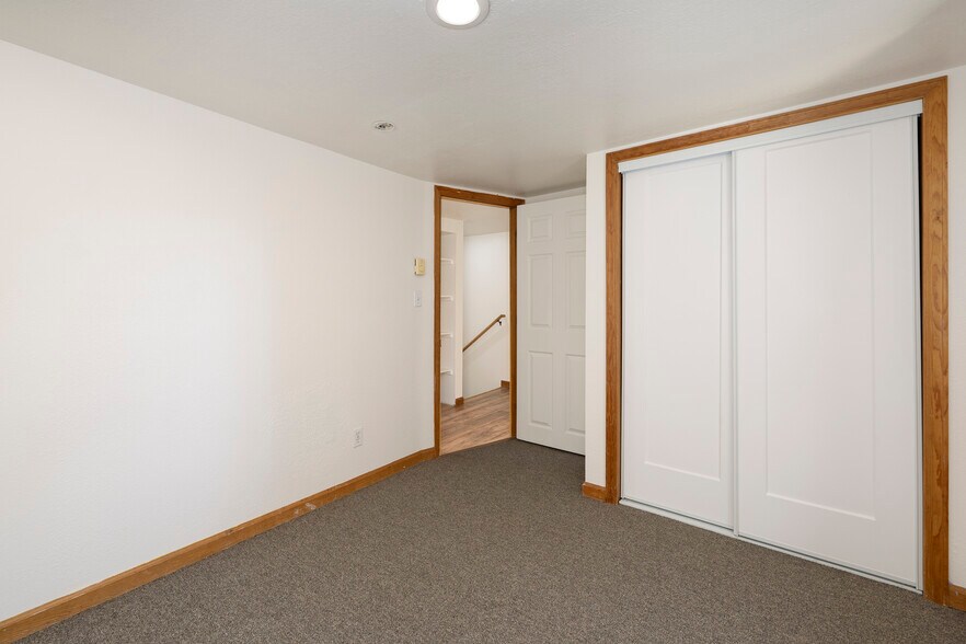 More Photos Of 695 Agate ave, Granby Flex For Sale