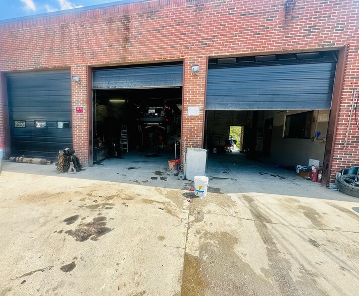 More Photos Of 2405 22nd St NE, Washington Auto Repair For Sale