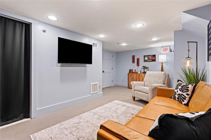 More Photos Of 7 N Royal St, Mobile Office For Sale