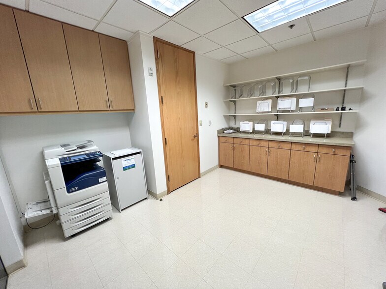 More Photos Of 5950 Berkshire Ln, Dallas Office For Lease