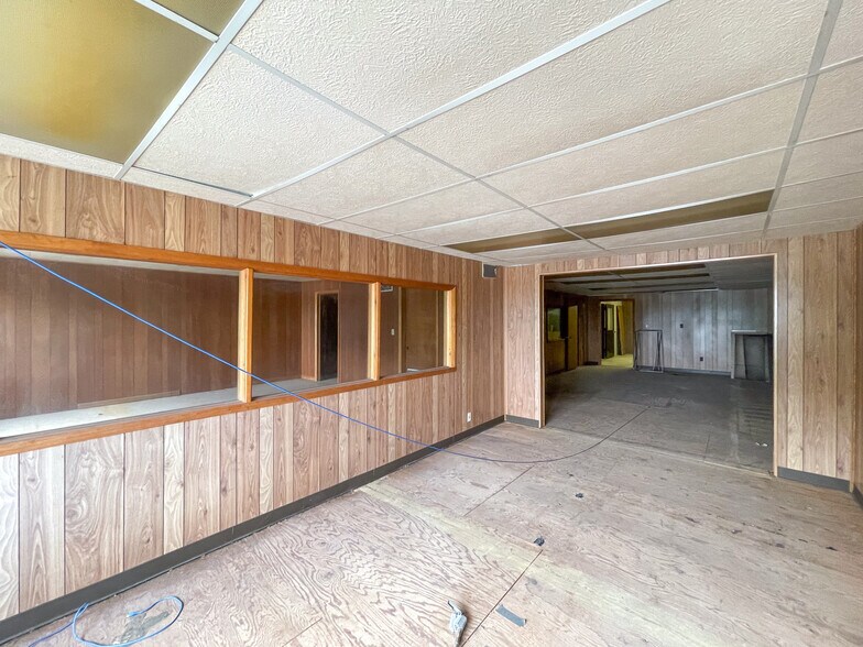 More Photos Of 2303 SE 14th St, Des Moines Warehouse For Lease