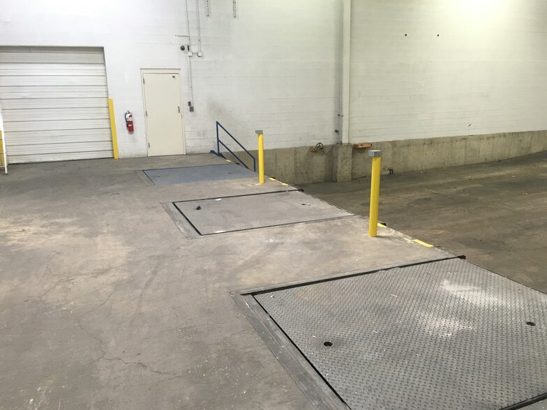 More Photos Of 1001 Entry Dr, Bensenville Warehouse For Lease