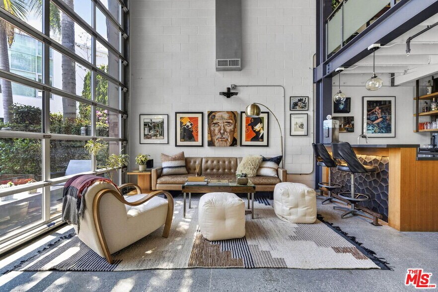 More Photos Of 2120 Narcissus Ct, Venice Office For Sale