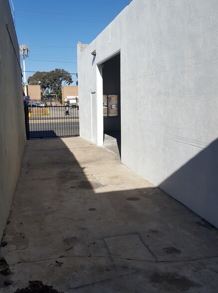 More Photos Of 4612 Manhattan Beach Blvd, Lawndale Warehouse For Lease