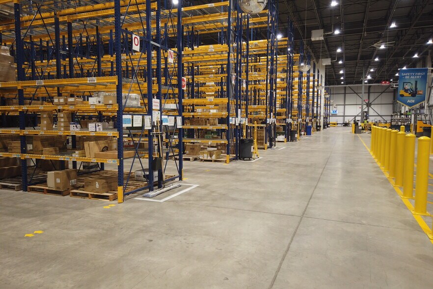 More Photos Of 1245 De L'aviation Av, Dieppe Manufacturing For Lease