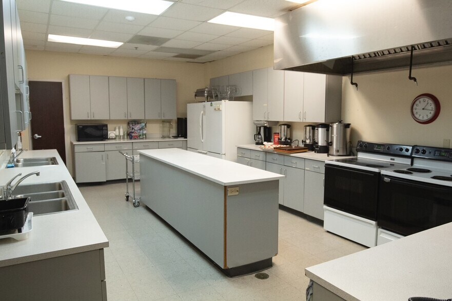 More Photos Of 12410 Sugardale Dr, Stafford Religious Facility For Lease