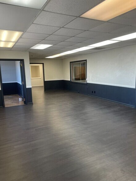 More Photos Of 2409 Sycamore Dr, Knoxville Showroom For Sale