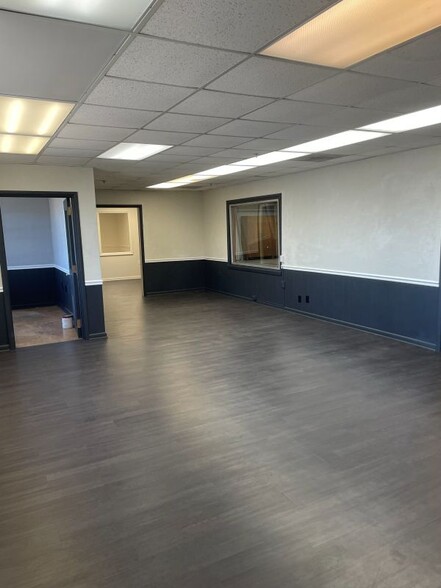 More Photos Of 2409 Sycamore Dr, Knoxville Showroom For Sale