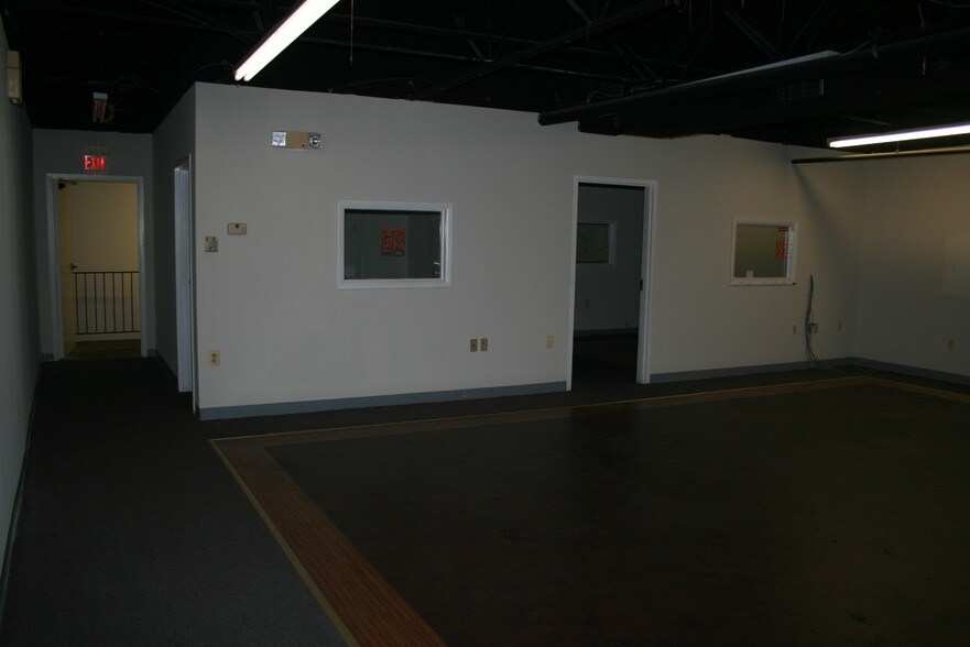 More Photos Of 8390 Terminal Rd, Lorton Warehouse For Lease