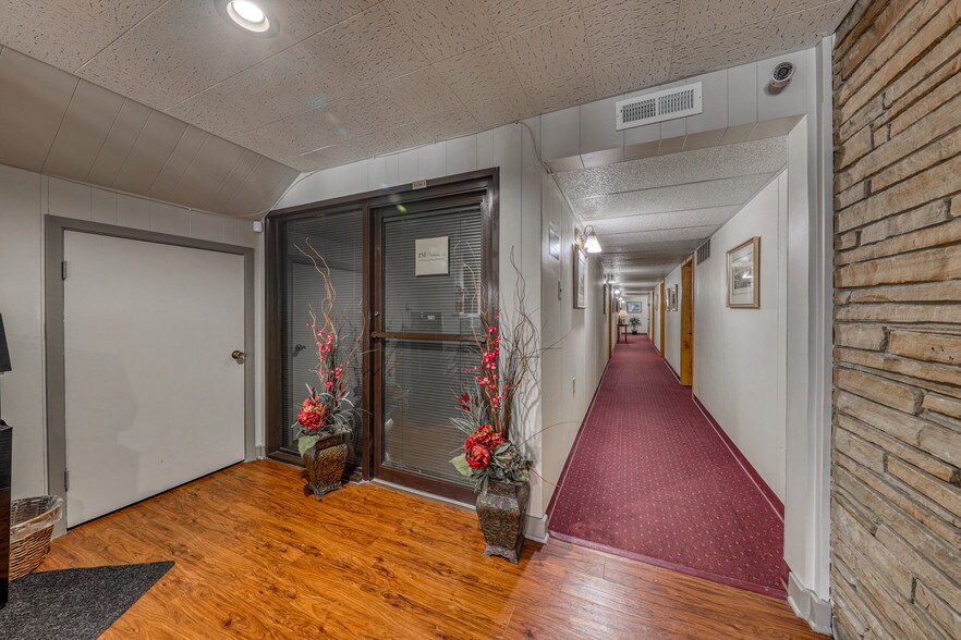 More Photos Of 119 N Main St, Weatherford Office For Sale