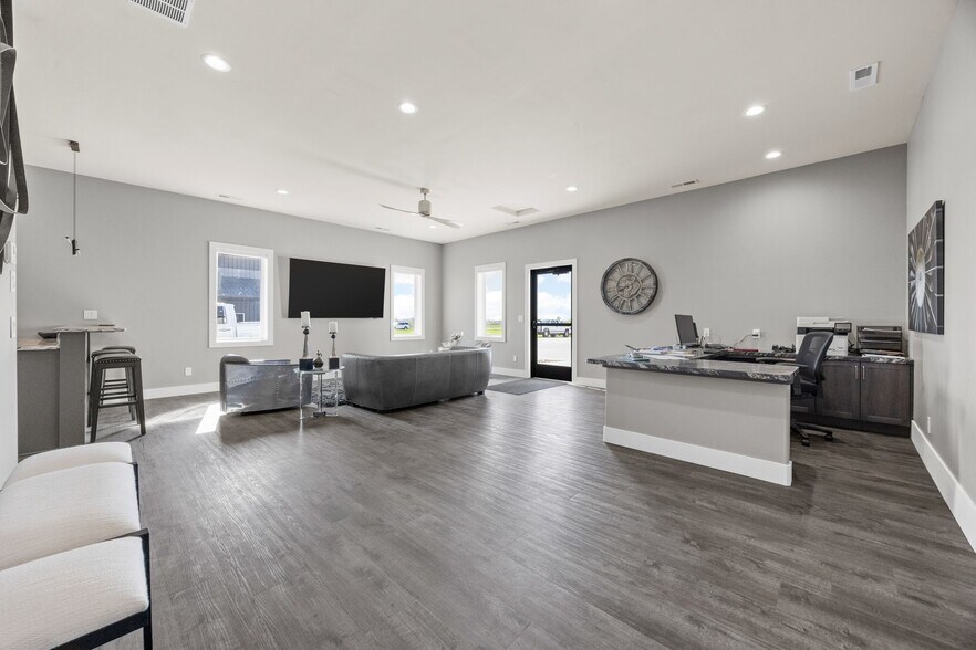 More Photos Of 530 Aircom Dr, Marion Airplane Hangar For Sale