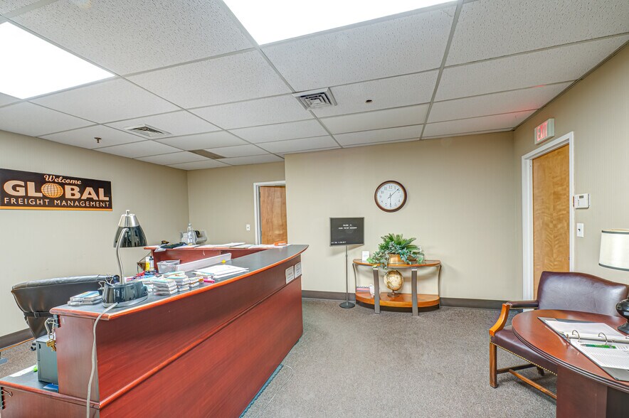 More Photos Of 30 Crossways E, Bohemia Manufacturing For Lease