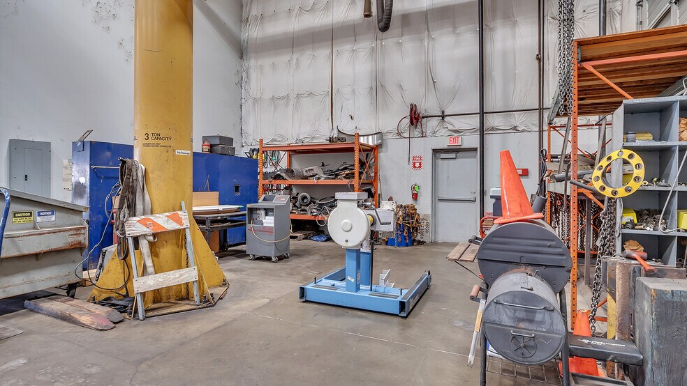 More Photos Of 7025 N Leadbetter Rd, Portland Service For Lease