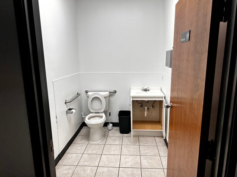 More Photos Of 2133 Great Southwest Pky, Grand Prairie Unknown For Lease