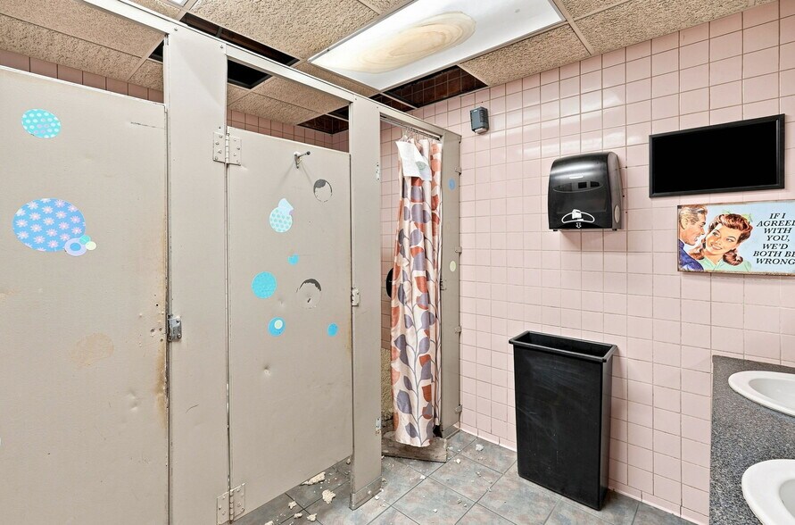 More Photos Of 1090 Rochester Rd, Troy Restaurant For Sale