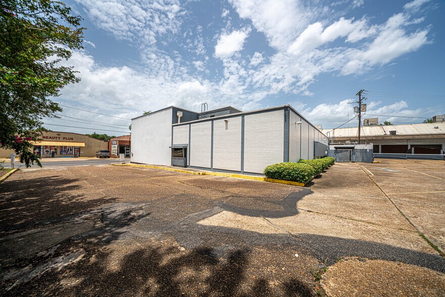 More Photos Of 700 Main St, Pineville Bank For Lease