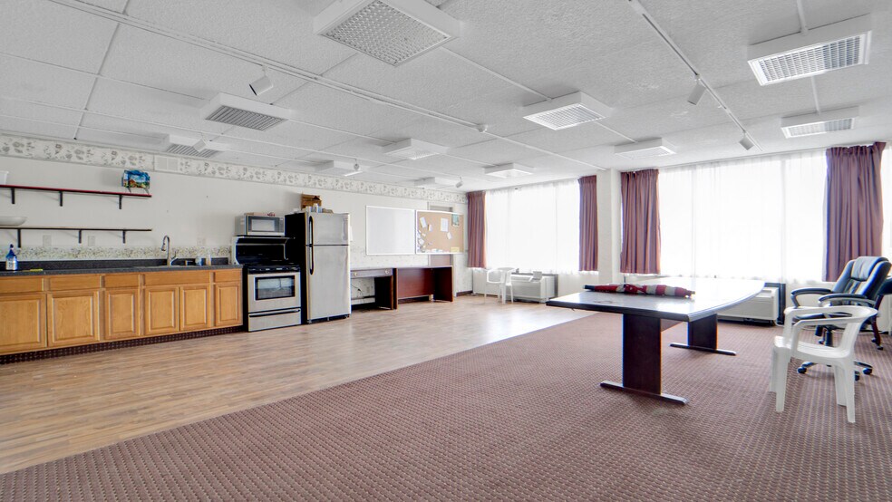 More Photos Of 125 N Main St, Newark Hotel For Sale