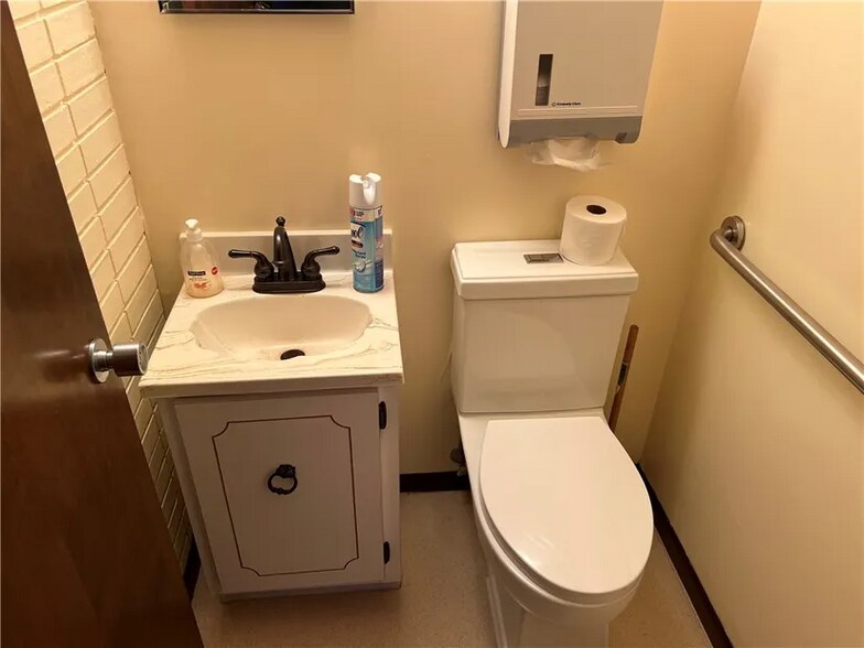 More Photos Of 909 N Logan Ave, Danville Medical For Sale