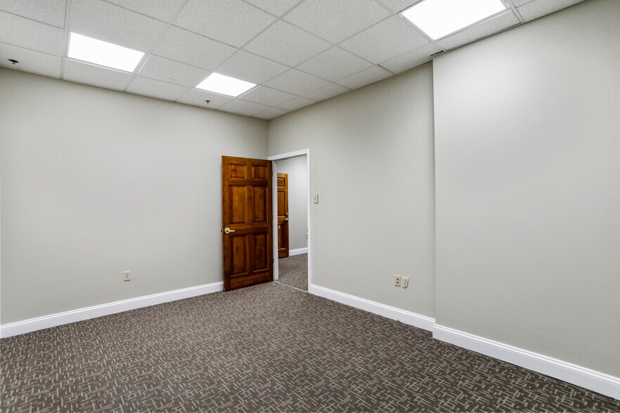 More Photos Of 18-20 W Washington St, Hagerstown Office For Lease