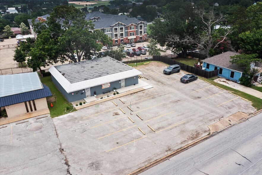 More Photos Of 303 E Academy St, Brenham Flex For Lease