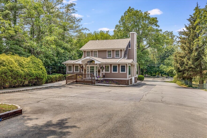 More Photos Of 299 E Northfield Rd, Livingston Medical For Sale