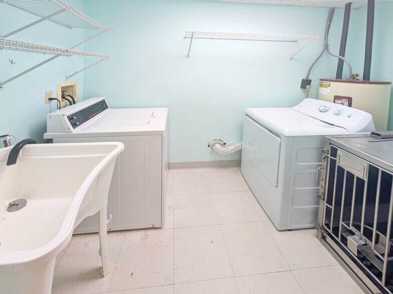 More Photos Of 1208 E Main St, Luray Flex For Sale