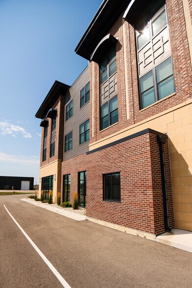 More Photos Of 8411 Peosta Commercial Ct, Peosta Apartments For Lease