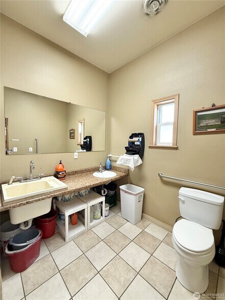 More Photos Of 509 Okoma Dr, Omak Office For Sale