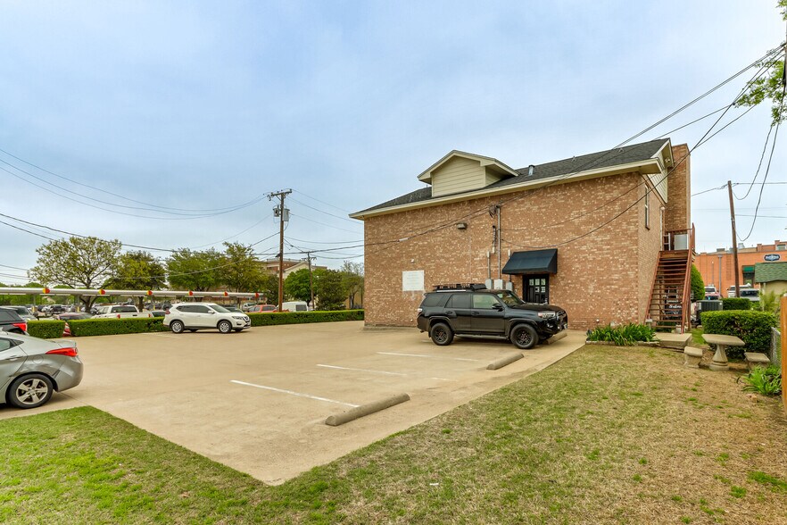 More Photos Of 110 S Barton Ave, Grapevine Freestanding For Sale