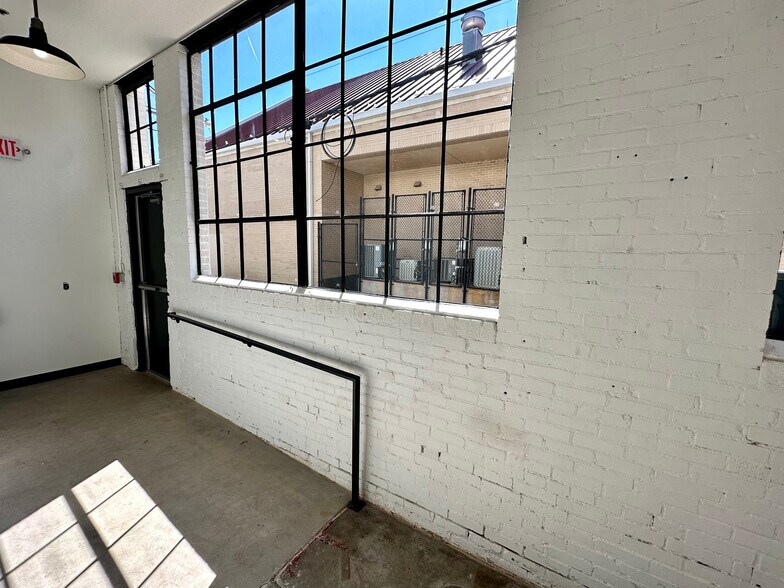 More Photos Of 801 N Broadway Ave, Oklahoma City Storefront Retail Office For Lease