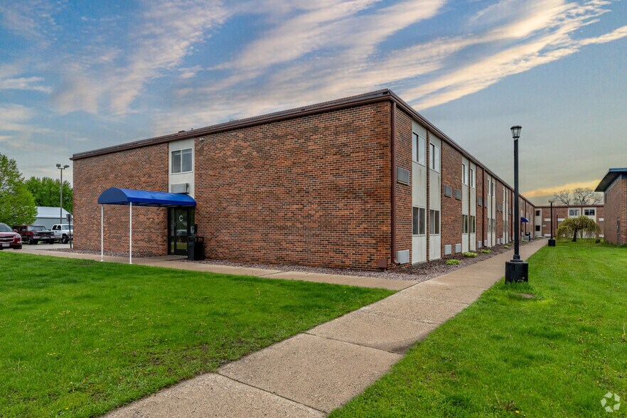 More Photos Of 101 Sky Harbour Dr, La Crosse Hotel For Sale