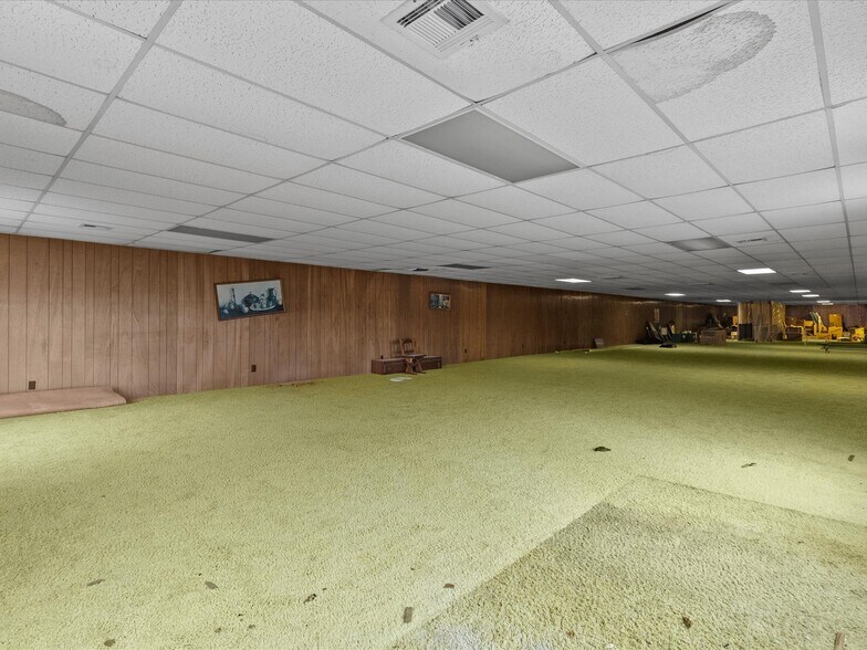 More Photos Of 100 E Broadway St, Lexington Storefront For Sale