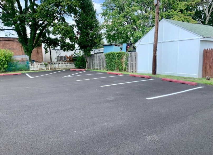 More Photos Of 4101 Edgmont Ave, Brookhaven Freestanding For Sale