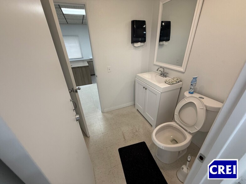 More Photos Of 6809 S Victoria Ave, Los Angeles Service For Lease