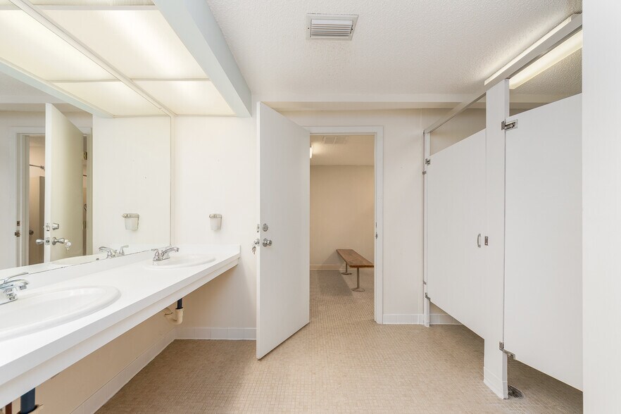 More Photos Of 300 S Saturn Ave, Clearwater Flex For Sale