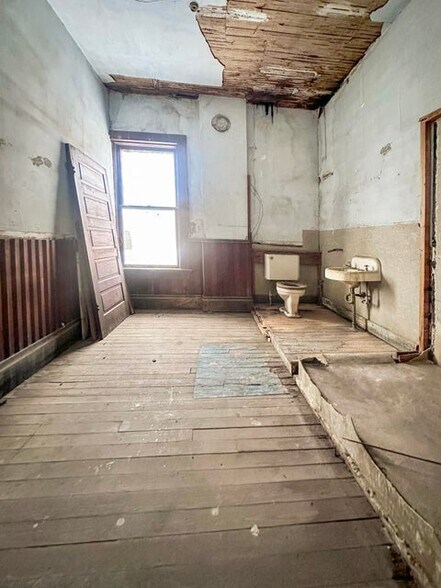 More Photos Of 200 S 3rd St, Leesville Hospitality For Sale