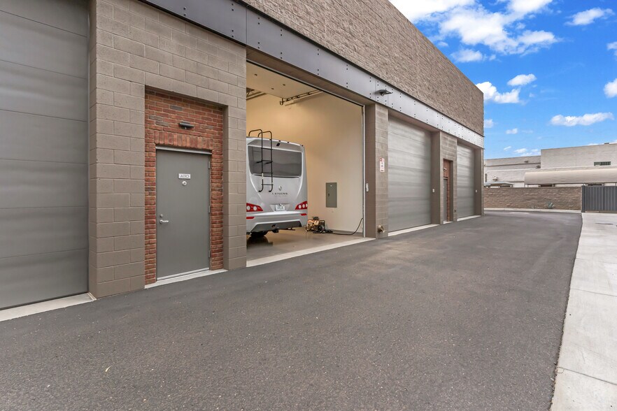 More Photos Of 15032 N 74th St, Scottsdale Showroom For Sale