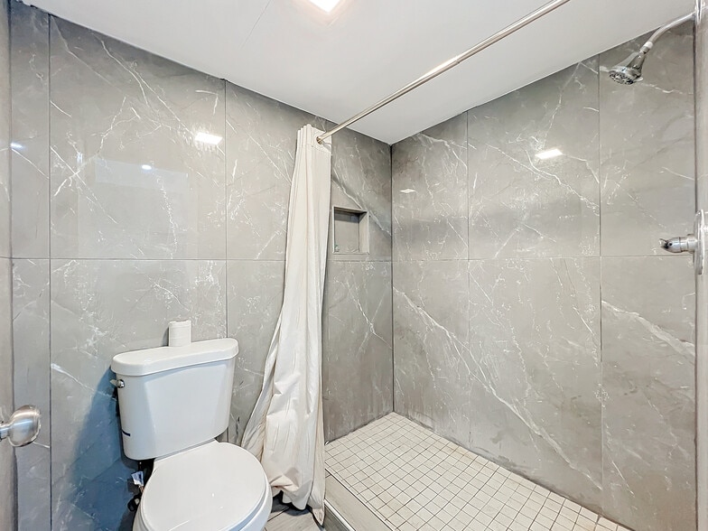 More Photos Of 307 E Vine St, Kissimmee Hotel For Sale