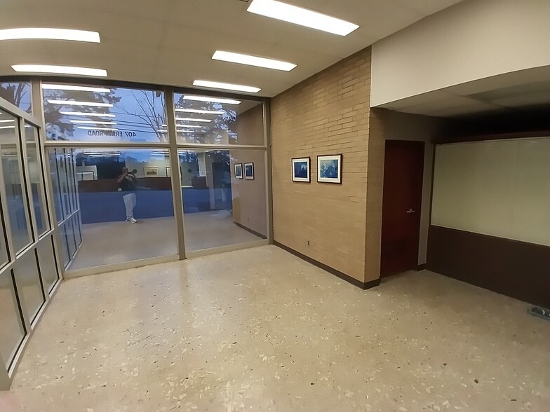 More Photos Of 407 Erwin Rd, Stonewall Freestanding For Sale