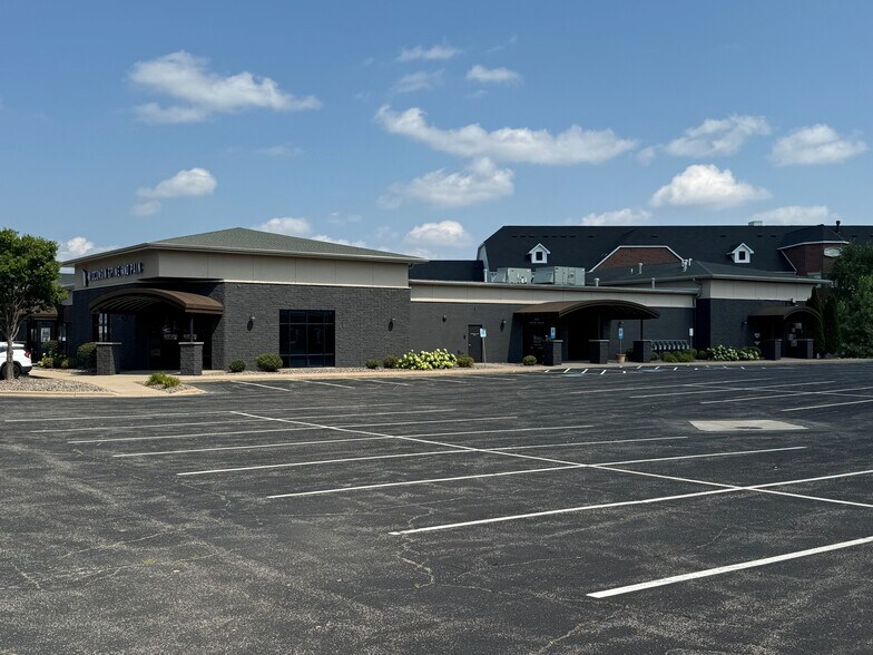 More Photos Of 1600-1688 N Casaloma Dr, Grand Chute General Retail For Lease